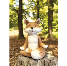 Figurine de jardin renard en méditation sur une souche d'arbre