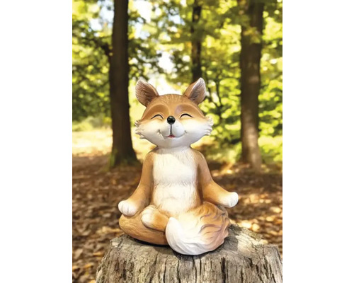 Figurine de jardin renard en méditation sur une souche d'arbre