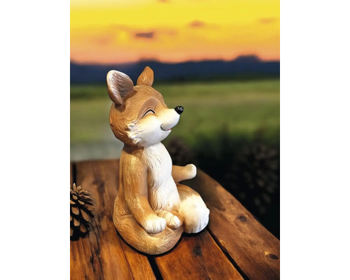 Figurine décorative de renard pour l'extérieur sur une table en bois