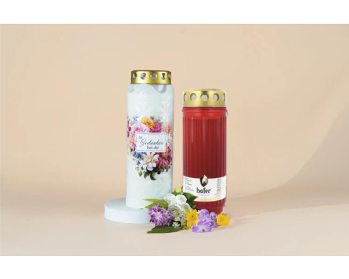 Deux bougies funéraires avec décorations florales