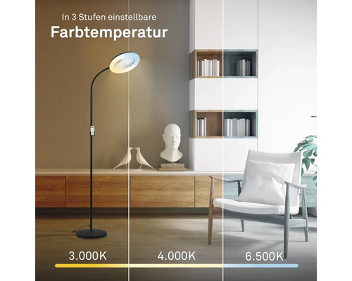 Stehleuchte mit einstellbarer Farbtemperatur in drei Stufen in einem Wohnraum.