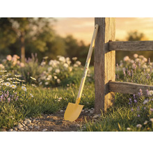 Gartenszene mit Spaten an Holzzaun