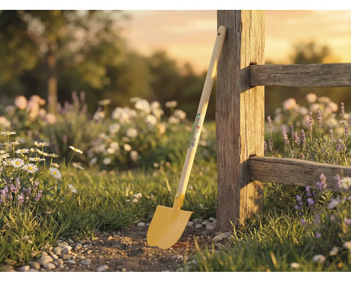 Gartenszene mit Spaten an Holzzaun