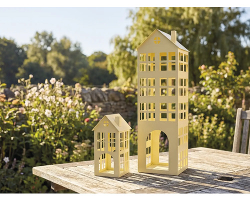 Maisons décoratives en métal pour l'extérieur sur une table en bois