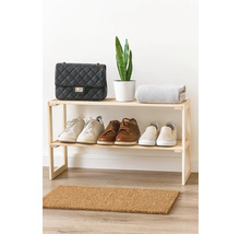 Schuhregal aus Holz mit Schuhen, Handtasche, Pflanze und Decke