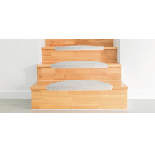 Holztreppe mit Teppichstufenmatten