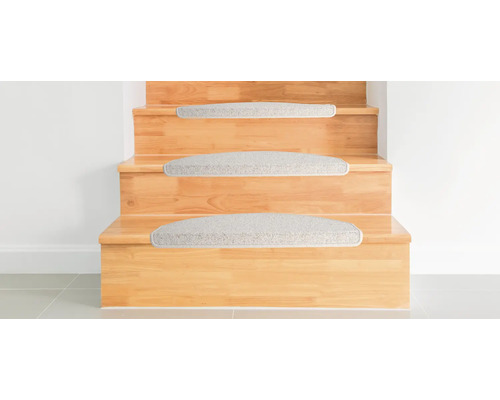 Holztreppe mit Teppichstufenmatten