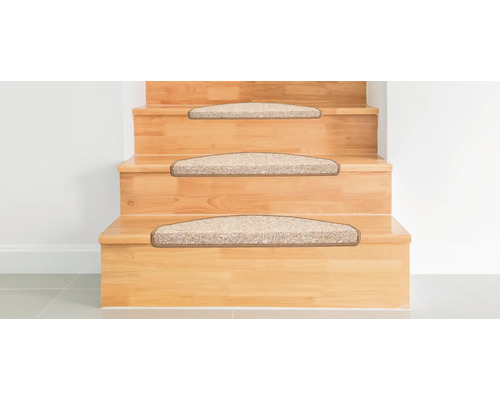 Escalier en bois avec des tapis d'escalier