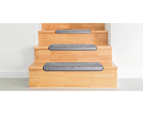 Holztreppe mit grauen Treppenmatten