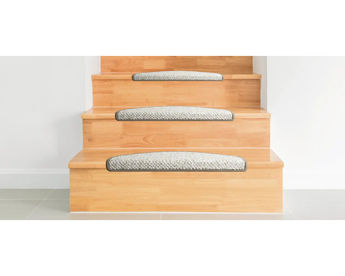 Escalier en bois avec tapis de marche