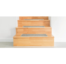 Holztreppe mit Teppichstufenmatten