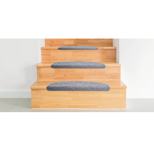 Escalier en bois avec tapis de marche gris
