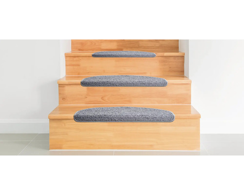 Escalier en bois avec tapis de marche gris