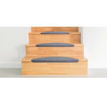 Holztreppe mit grauen Stufenmatten.