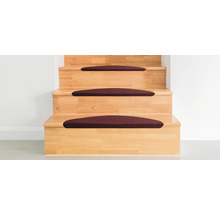 Escalier en bois avec tapis d'escalier en textile