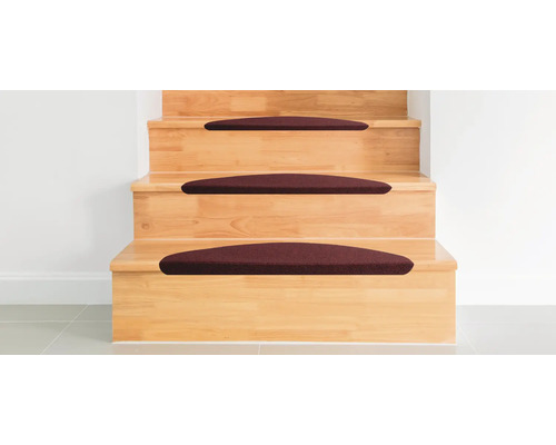 Escalier en bois avec tapis d'escalier en textile