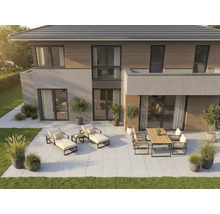 Extérieur d'une maison moderne avec mobilier de terrasse sur carrelage