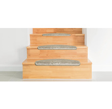 Escalier en bois avec tapis de marche