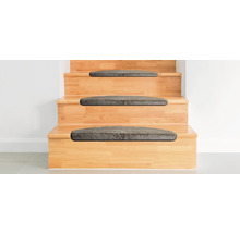 Holztreppe mit grauen Treppenstufenmatten