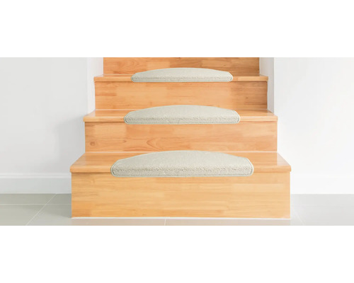 Holztreppe mit Teppichstufen