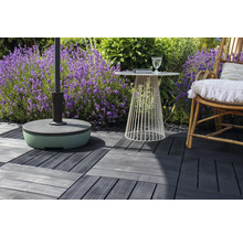 Scène de terrasse avec pied de parasol, petite table, chaise et dalles de terrasse