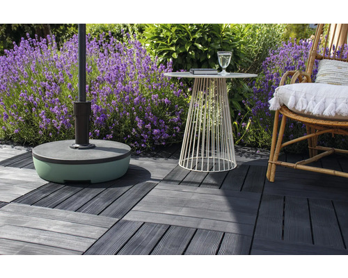 Scène de terrasse avec pied de parasol, petite table, chaise et dalles de terrasse