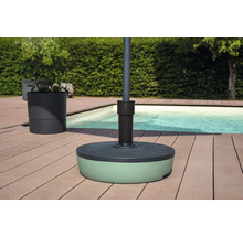 Support de parasol sur une terrasse en bois près d'une piscine