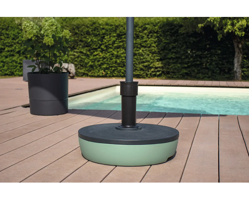 Support de parasol sur une terrasse en bois près d'une piscine