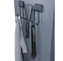 Ustensiles de barbecue et torchon suspendus à une barre magnétique