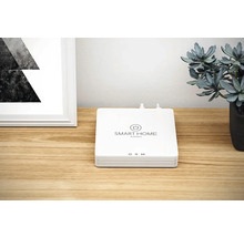 Centrale Smart Home de Hornbach sur une table en bois