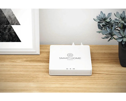 Centrale Smart Home de Hornbach sur une table en bois