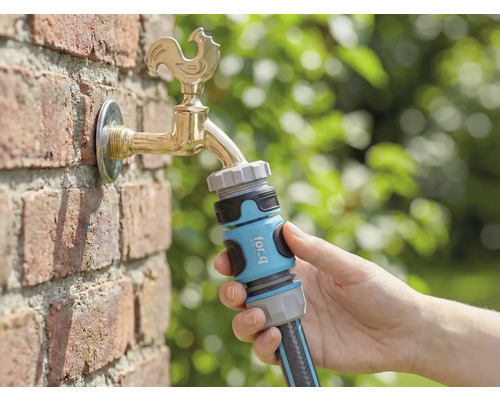 Gartenschlauchanschluss an einem Wasserhahn mit Hahnanschlussstück