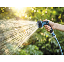 Gartenschlauch mit Sprühkopf in der Anwendung