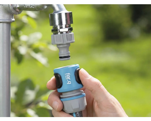 Gartenschlauch-Schnellkupplung wird an Wasserhahn angeschlossen