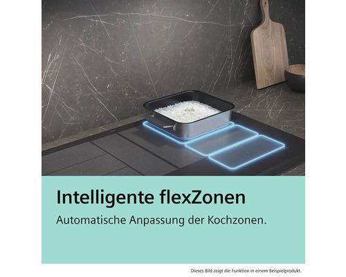 Induktionskochfeld mit flexiblen Kochzonen und Topf mit Reis