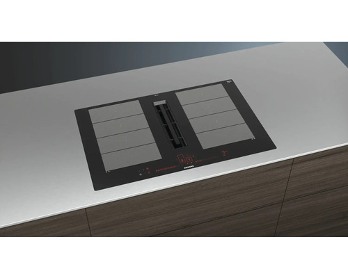 Siemens Kochfeld mit integriertem Dunstabzug in einer modernen Küche.