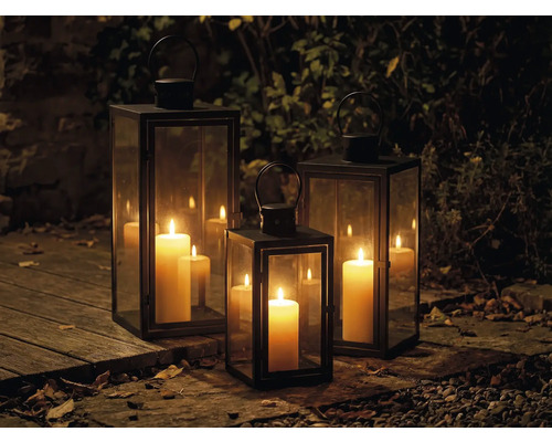 Photophores décoratifs en métal et verre avec bougies pour l'extérieur.