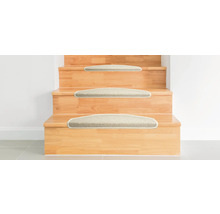 Escalier en bois avec tapis de marche