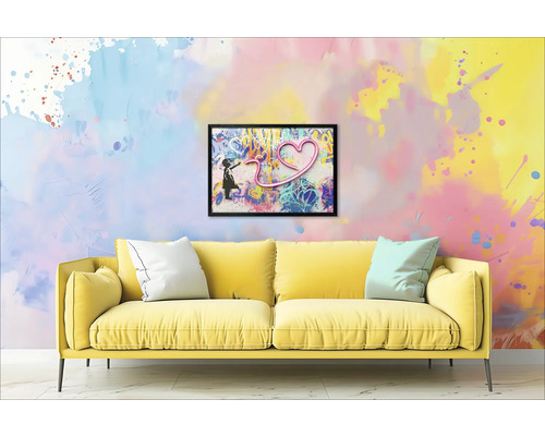 Gelbes Sofa mit Kissen vor einer Wand mit einem gerahmten Bild eines Mädchens und einem Herz