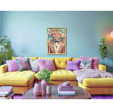 Wohnzimmer mit gelbem Ecksofa, Kissen und gerahmtem Leopard-Gemälde an der Wand