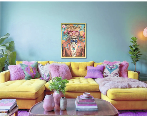 Wohnzimmer mit gelbem Ecksofa, Kissen und gerahmtem Leopard-Gemälde an der Wand