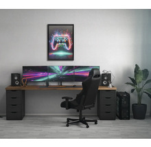 Ein Gaming-Setup mit Schreibtisch, Stuhl, Computermonitoren und Lautsprechern in einem Raum.