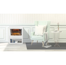 Salon avec cheminée électrique, fauteuil et table d'appoint