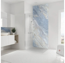 Modernes Badezimmer mit Dusche, Waschtisch und blauer Marmorwand