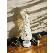 Petit sapin de Noël décoratif blanc à texture douce, cime étoilée dorée et guirlande LED étoilée sur support en bois avec pommes de pin.