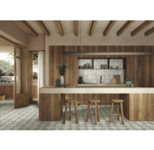 Helle Küche mit Holzelementen, Kücheninsel und gemustertem Boden