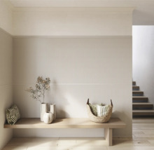 Heller Flur mit Sitzbank, Kissen, Vasen und Treppe