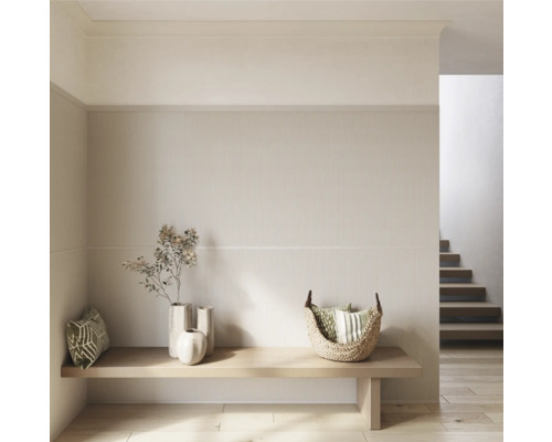 Heller Flur mit Sitzbank, Kissen, Vasen und Treppe