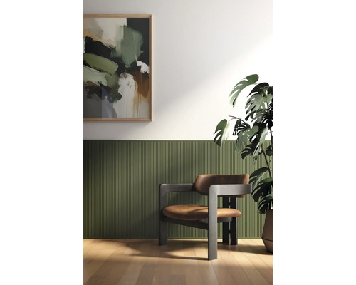 Raumansicht mit Kunstwerk, Sessel, Zimmerpflanze und Wandpaneelen