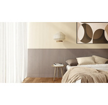 Schlafzimmer mit Bett, Nachttisch, Lampe und Wandpaneelen